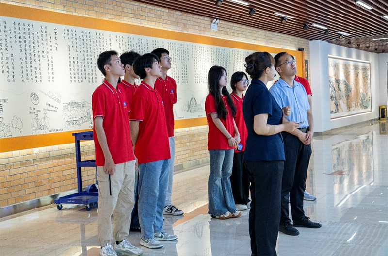 "�Gɫ���棬����δ������W(xu��)�����Z���̽��֮�ã������Gɫ��Դ����"