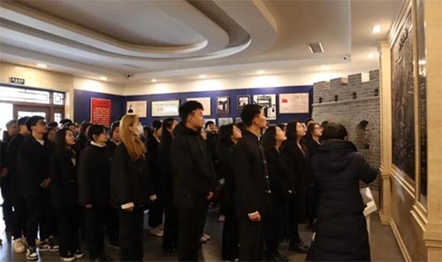 ��ɽ��W�_չ��������Ӣ�ң���ֲ�ۇ��顱���}���