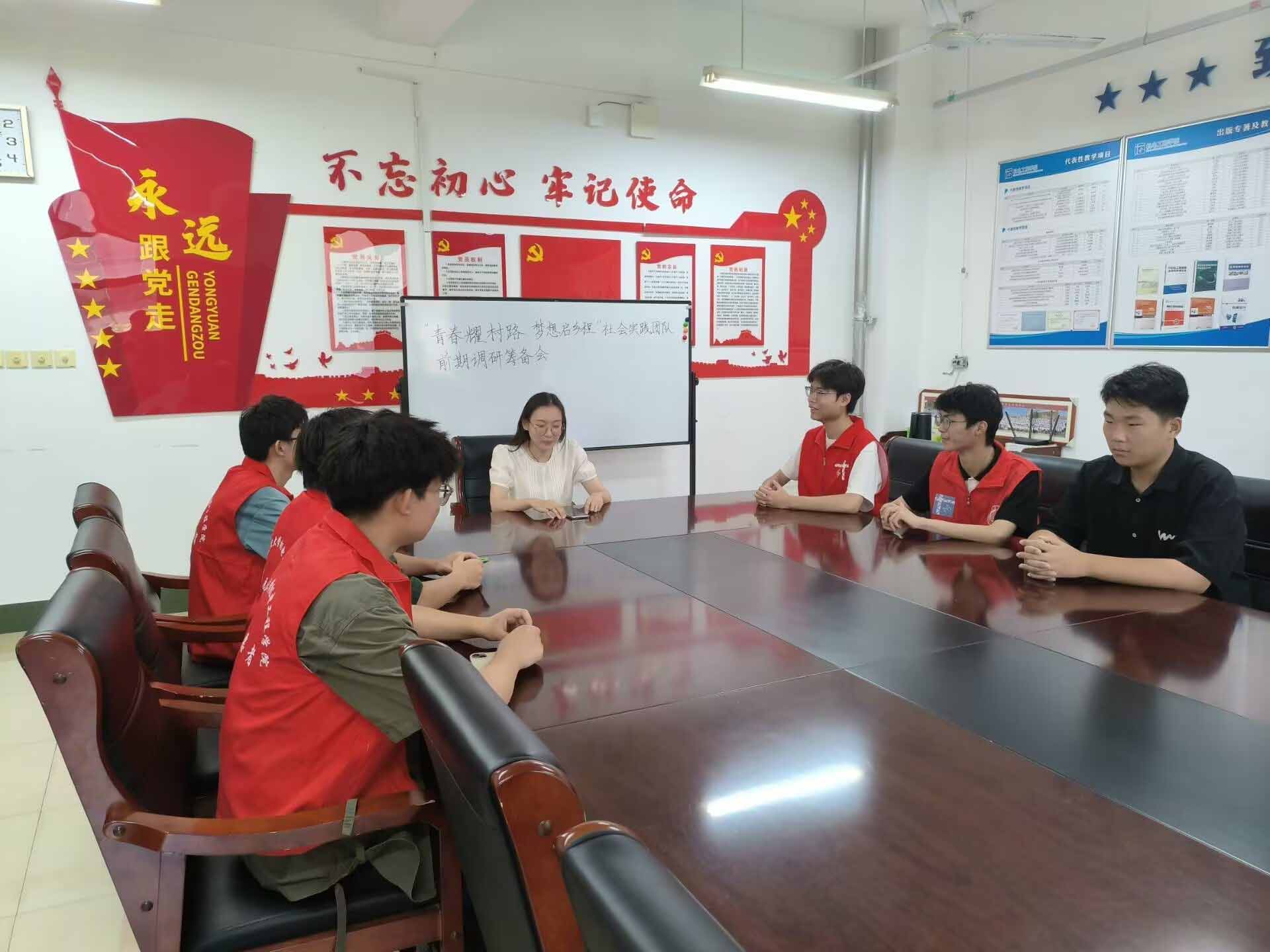 �ഺ���h�У������l(xi��ng)���d�������ഺҫ��·����(m��ng)�놢�l(xi��ng)�̡����(hu��)��(sh��)�`���_(k��i)ǰ�ڻI���(hu��)