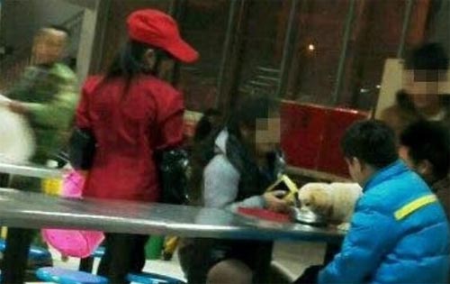 Ů��W����ʳ�ù���ι���ﹷ��W��ŭ��