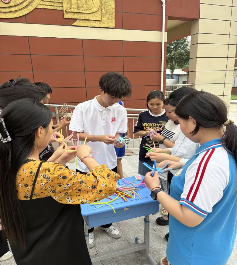 ��������W(xu��)Ժ�W(xu��)�����M(j��n)�������������W(xu��)У�����f��ů�c