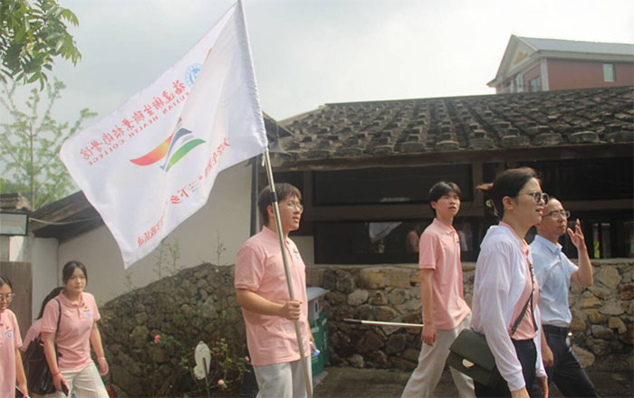 �����l(xi��ng)�����M����壬�ഺ�x���l(xi��ng)���С�