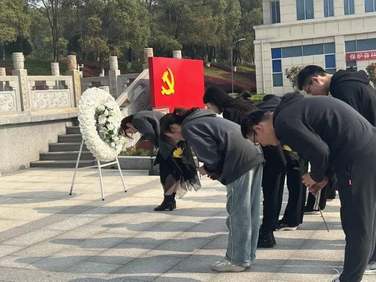 ����������W(xu��)�ČW(xu��)Ժ���T���h֧������־����ʿ�o(j��)��@�_չ�tɫ���}�h�ջ��