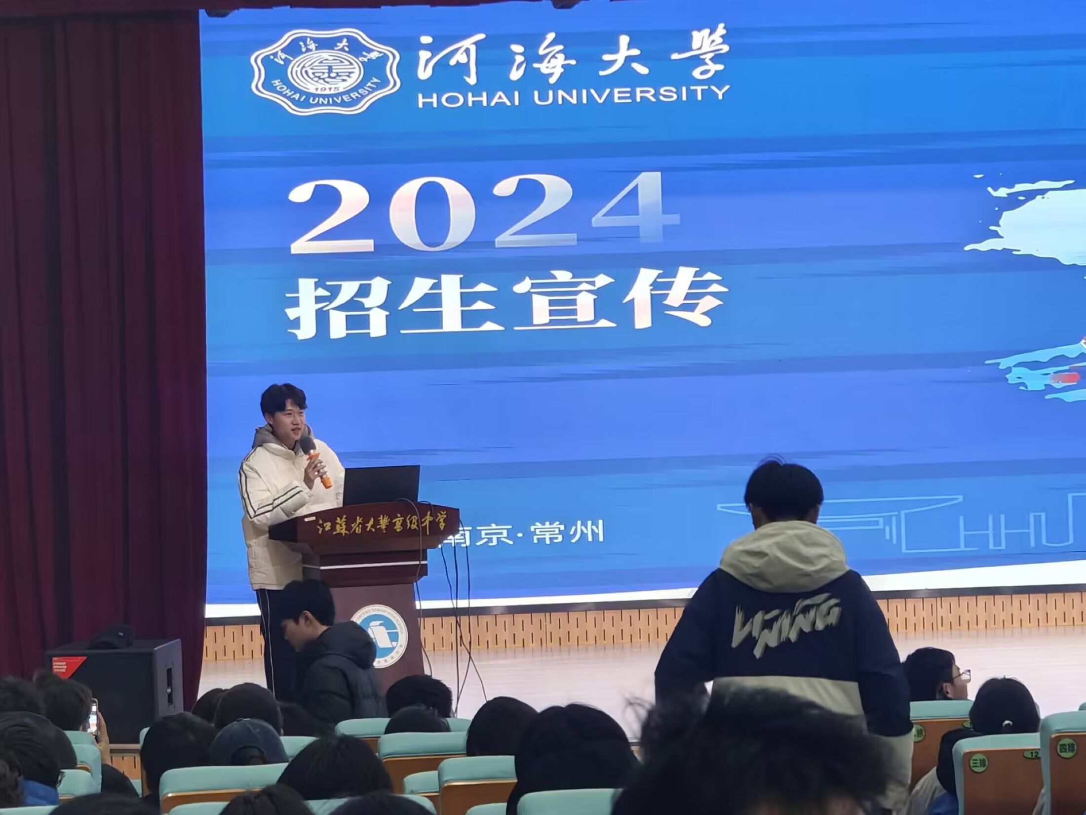 �Ӻ���W(xu��)��ԴȪ���̡����v������M���S��һ�߼��ЌW(xu��)�����кӺ����񣬹����ഺ����