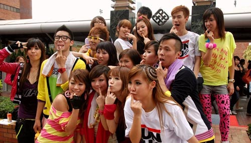 ���90������Ů���Ķ��У�@����