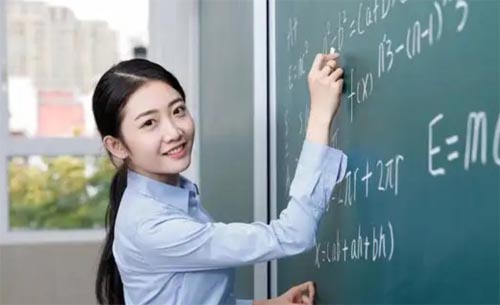 �˷NУ�@��Ů��Ц�䌦����ʽ