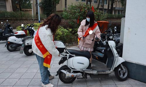 ���L̽������څ����