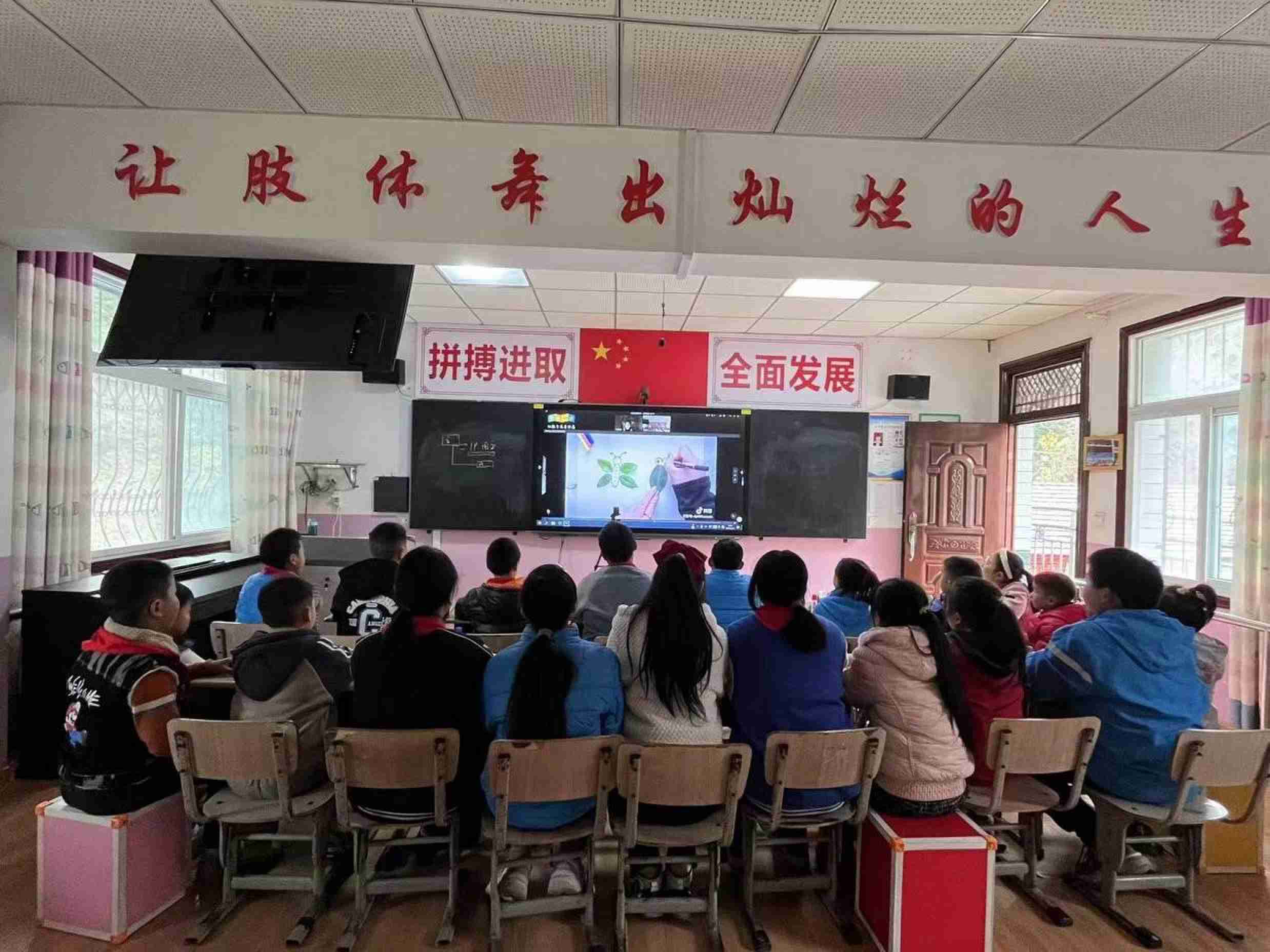 �m�ݽ�ͨ��W(xu��)��ľ���̌W(xu��)Ժ�M������־Ը������_չ��ͯ��һ�n������֧��־Ը����(w��)���