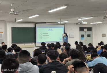 �ĳǴ�W�Cе�c��܇���̌WԺ�e�k���P��ʮ���񣬷�У�@Σ�J�����}���