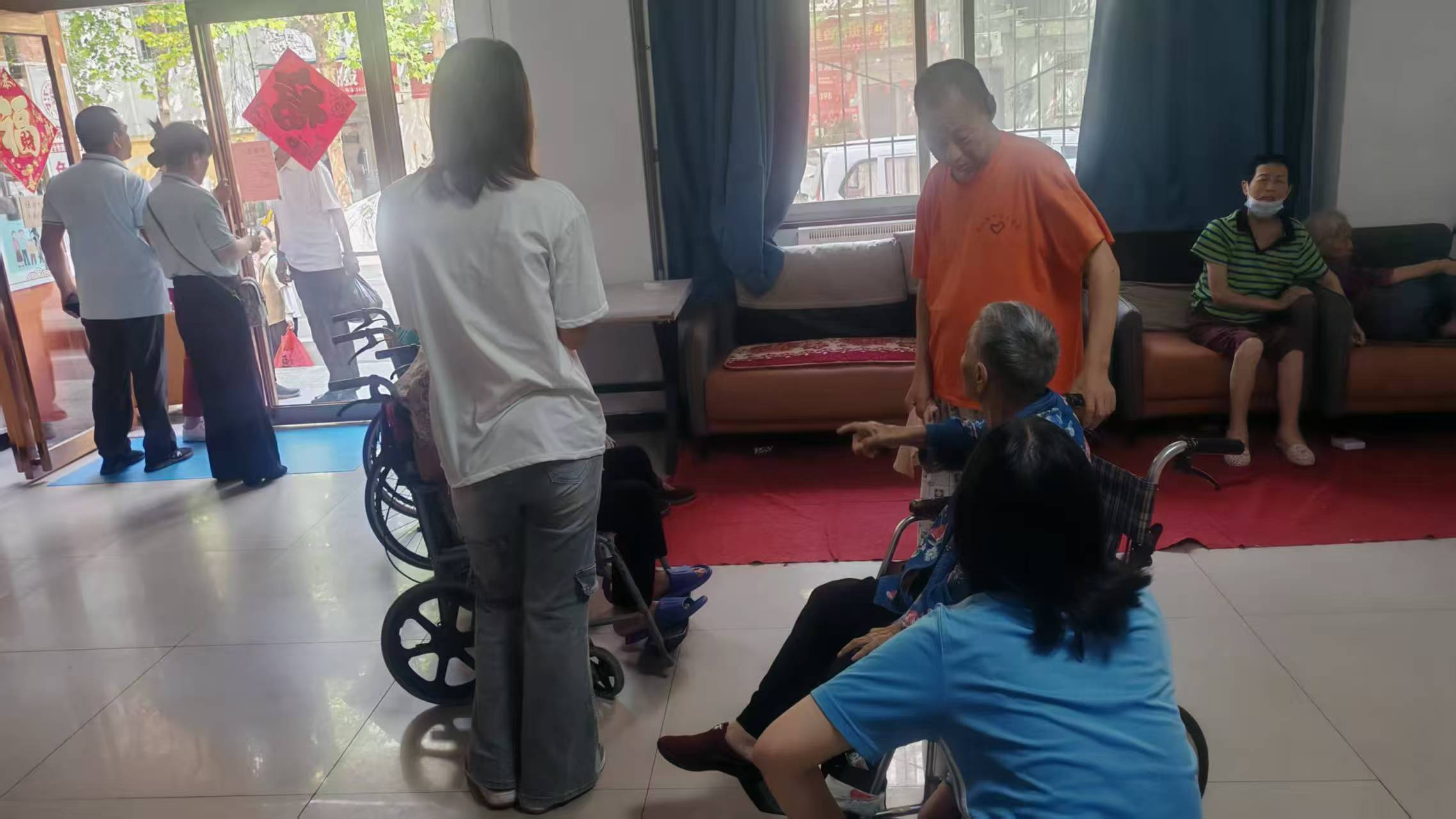 ����������`ϵ�Ј��ʮ�塪��ů��ӿ�M�B��Ժ ־Ը���Ղ��f���c��ů